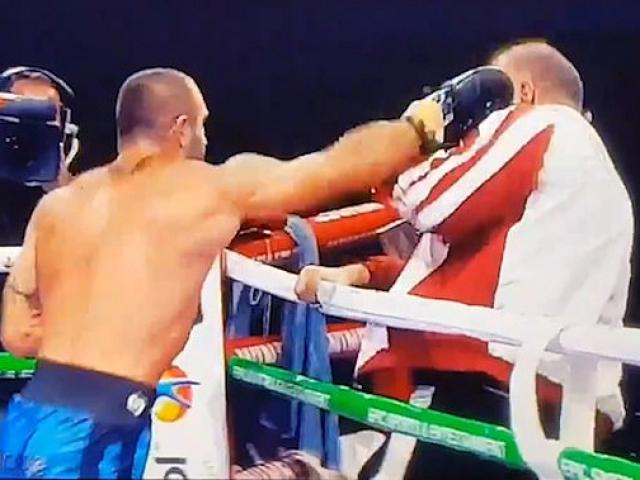 ”Ăn cháo đá bát” Boxing: Võ sĩ đấu xong quay sang đấm HLV của mình