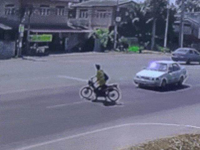 Video: Thót tim lái xe máy sang đường bất cẩn bị ôtô hất tung