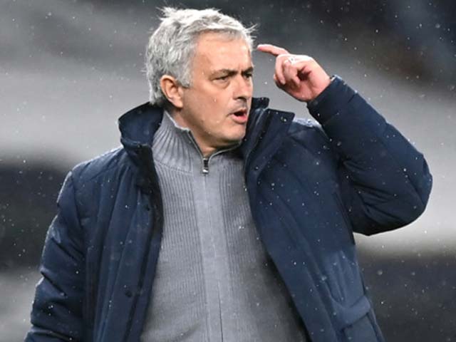 HLV Mourinho ngán ngẩm vì hàng thủ Tottenham, hứng chịu kỷ lục buồn