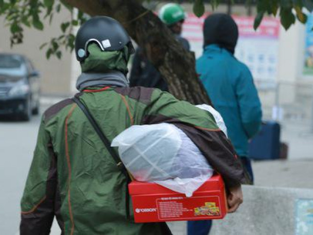 Trường Tiểu học Xuân Phương ngày đầu trở thành nơi cách ly tập trung, phụ huynh hối hả ”tiếp tế” nhu yếu phẩm cho con