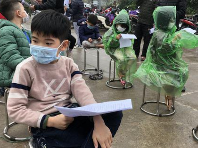 Gần 1.200 học sinh trường Tiểu học Xuân Phương được lấy mẫu xét nghiệm COVID-19