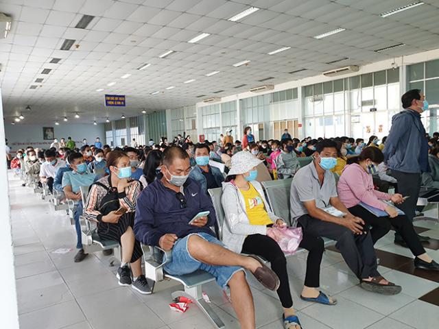 Hàng trăm hành khách ùn ùn đổ về ga Sài Gòn trả vé tàu Tết vì dịch COVID-19
