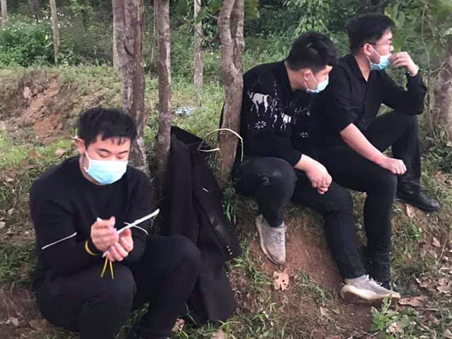 Nhóm người Trung Quốc bỏ chạy tán loạn sau cuộc gọi ”khẩn” của người dân