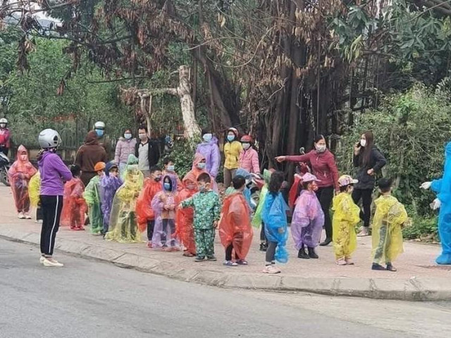 Xót xa hình ảnh 75 trẻ mầm non ở Hải Dương mặc áo mưa đi cách ly
