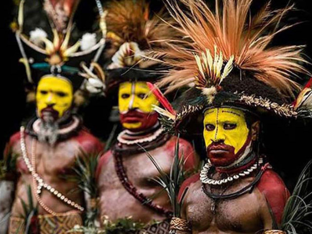 Kỳ lạ bộ tộc Huli ở Papua New Guinea, đàn ông thích làm đẹp và đeo trang sức