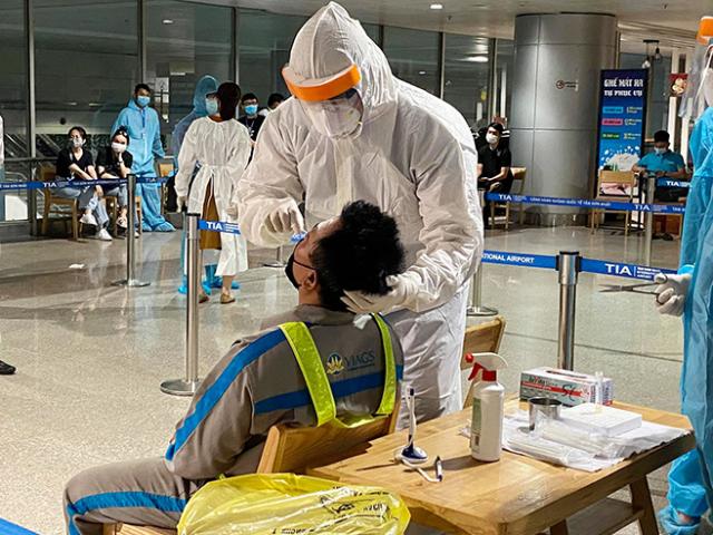 TP.HCM phát hiện thêm 2 nhân viên sân bay Tân Sơn Nhất nghi nhiễm COVID-19