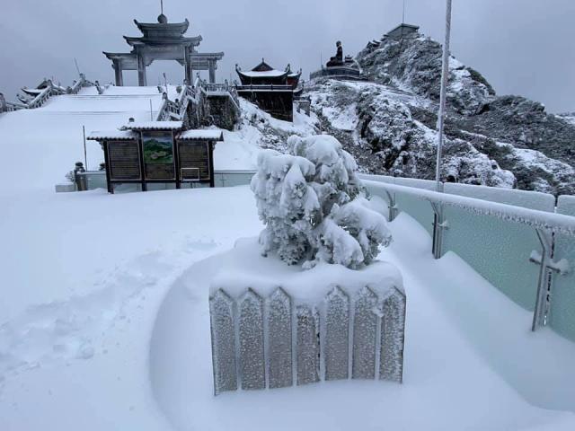 28 Tết Tân Sửu, tuyết rơi trắng xoá trên đỉnh Fansipan