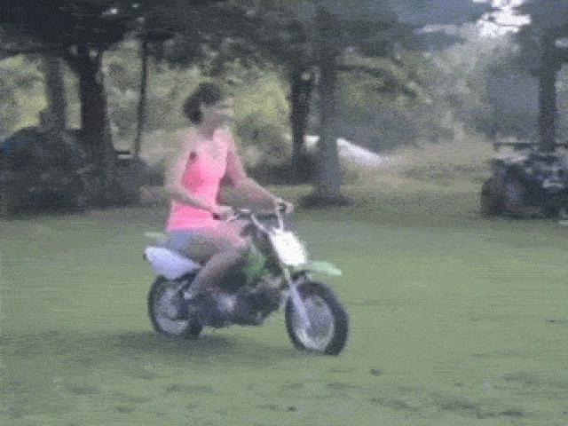 Cười ngả nghiêng trước những cảnh phụ nữ thích “nghịch” xe máy