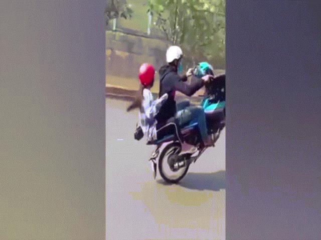 Video: ”Dân chơi” bốc đầu xe máy khiến bạn gái ngã ”sấp mặt”
