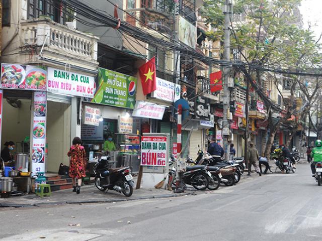 Hà Nội: Bất chấp lệnh cấm, nhiều hàng quán vẫn công khai bán trên vỉa hè