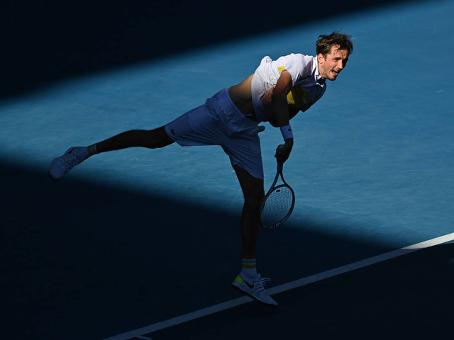 Video tennis Medvedev - Tsitsipas: 3 set ”thần tốc”, choáng váng 17 cú ace (Bán kết Australian Open)