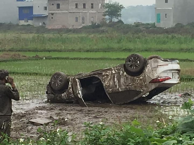 Hyundai Elantra mất lái lao xuống ruộng, lật ngửa và hư hỏng nặng