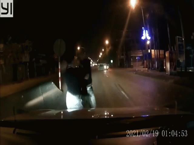 Video: ”Múa quạt” rồi chặn đầu ô tô, thanh niên bị đấm liên tiếp vào mặt để ”cảnh cáo”