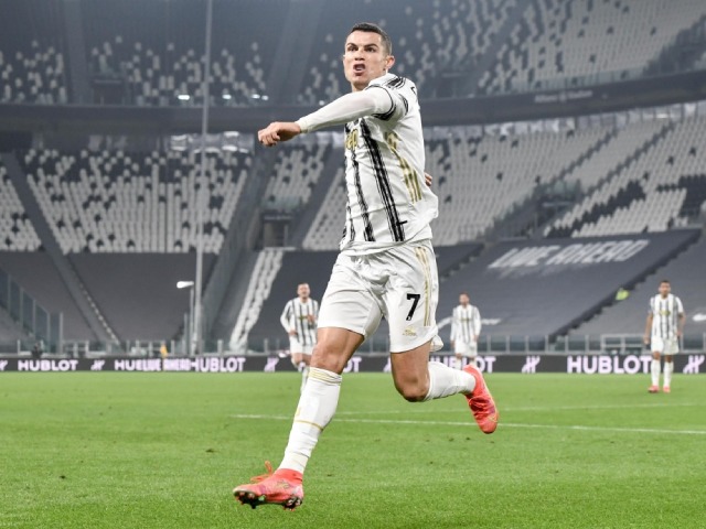 Ronaldo bật nhảy như siêu nhân ghi 2 bàn đánh đầu, lập kỳ tích ”khủng”