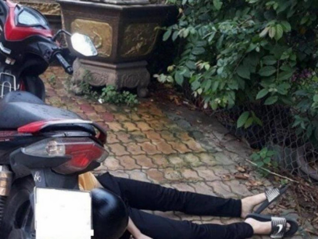 Người đàn ông chết bất thường cạnh xe máy sau khi đưa vợ đi làm