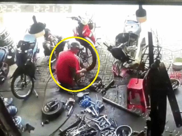 Video: Lốp xe máy đang bơm phát nổ làm thợ sửa xe ngã ngửa đau đớn