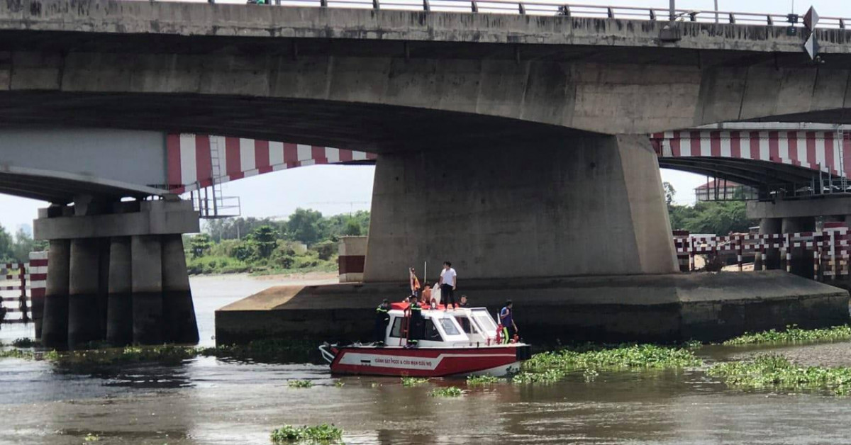 Gần 24 giờ lặn tìm người nhảy sông Sài Gòn