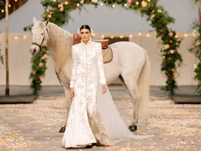 Từ ngựa trắng của Chanel đến bài tarot của Dior là xu hướng “ảo tưởng” thịnh hành nhất năm 2021