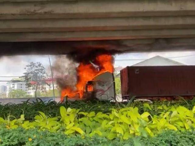 Xe container bốc cháy dữ dội dưới gầm cầu ở Sài Gòn