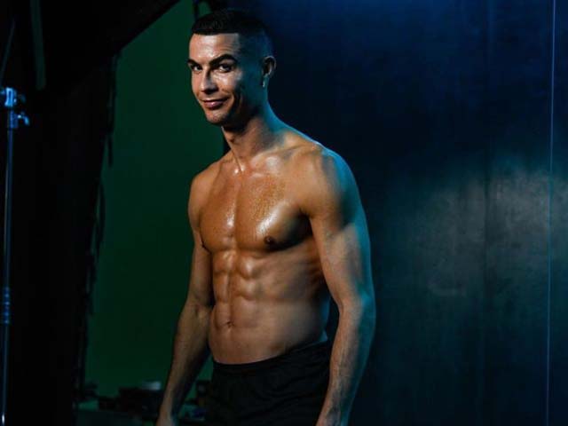 Ronaldo khoe “6 múi” cực chuẩn, bạn gái không cho làm 2 việc này ở nhà