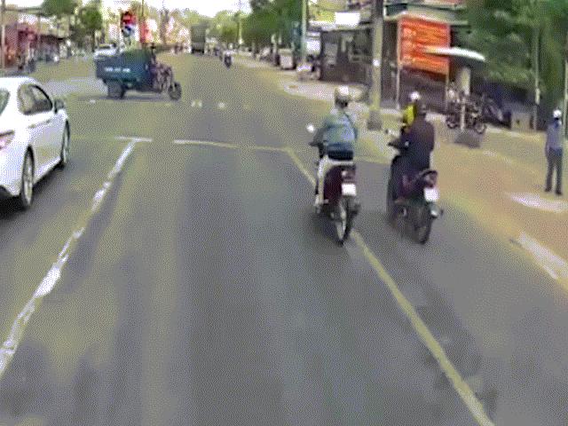 Cô gái điều khiển mô tô vượt đèn đỏ tông lật xe ba gác