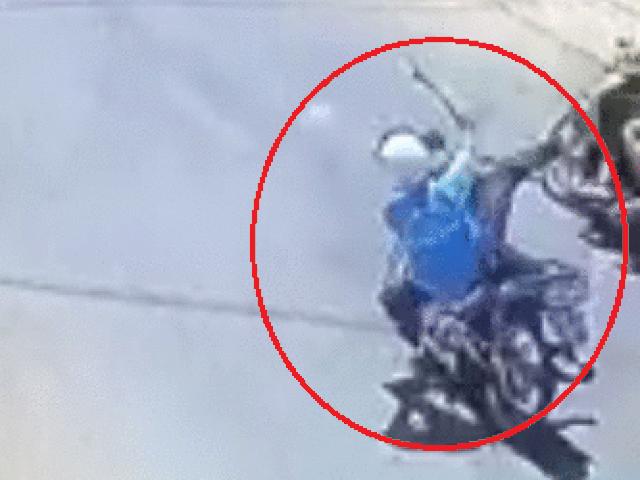 Video: Tuột tay cầm, lái xe máy văng ra đường ngã lộn nhiều vòng