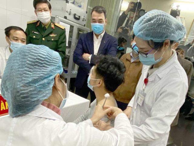 Việt Nam bắt đầu tiêm vắc-xin phòng đại dịch COVID-19