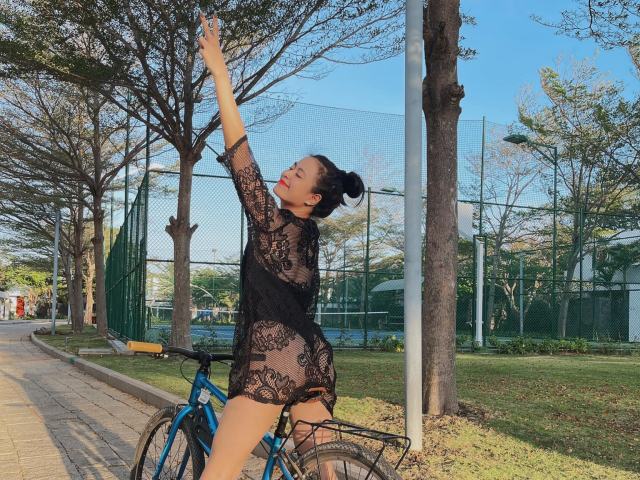 Hoàng Thuỳ Linh mặc bikini lưới đạp xe không ”áp lực” bằng Đỗ Mỹ Linh diện váy lụa mỏng
