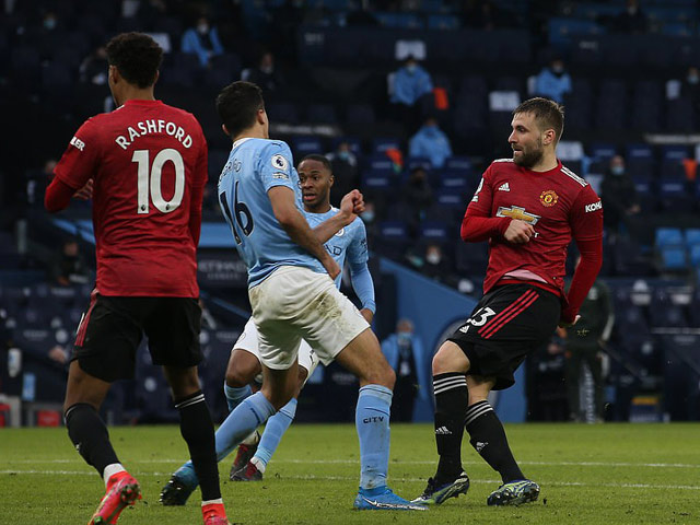 Đỉnh cao derby Manchester: MU phản công sắc như dao, Shaw lạnh lùng hạ Man City