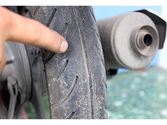 Đọc vị những dấu hiệu cần phải thay lốp xe máy ngay