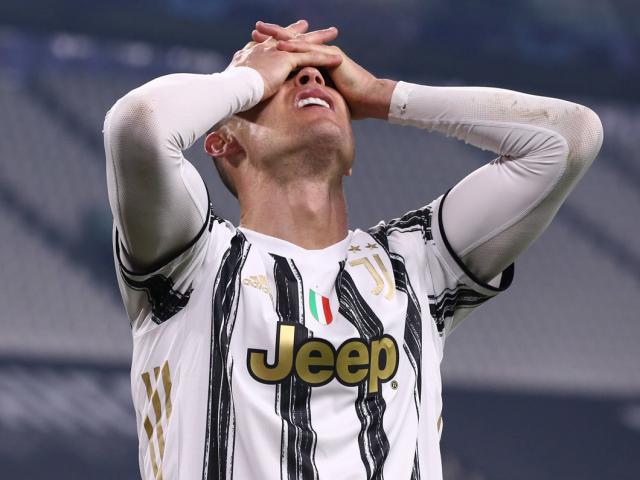 Ronaldo hèn nhát khiến Juventus bị loại: Bị đàn anh la mắng, bồ xinh có quan tâm?