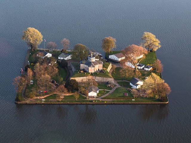 Hòn đảo hình chữ nhật như tranh vẽ, từng là pháo đài quân sự