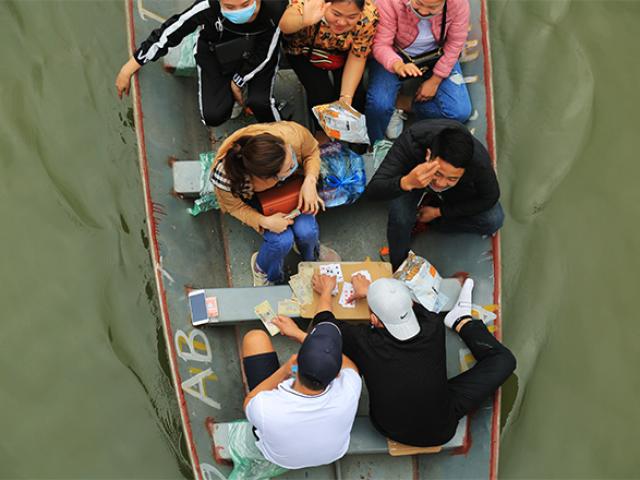 Trẩy hội chùa Hương, du khách tranh thủ “sát phạt” trên thuyền