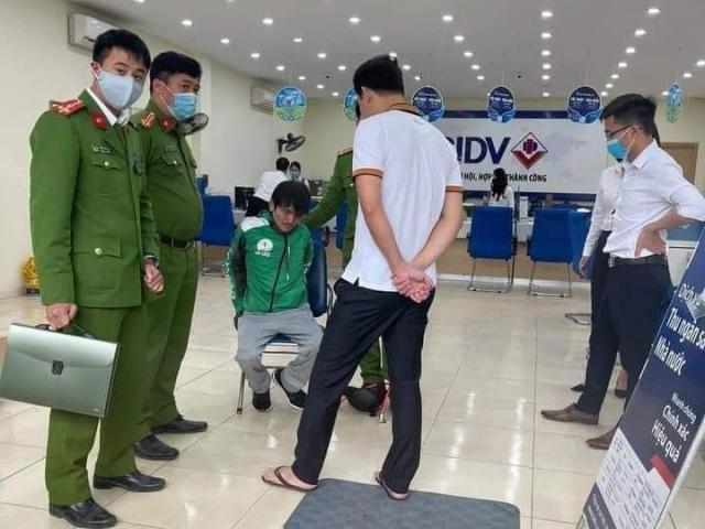 Nóng: Người đàn ông mặc áo xe công nghệ cướp ngân hàng tại Hà Nội