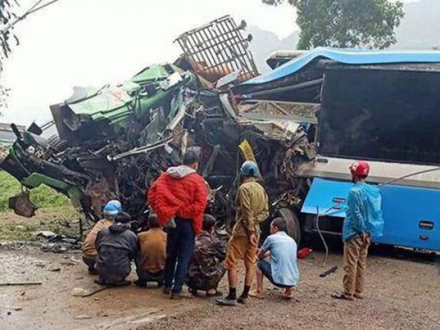 3 người thiệt mạng trong vụ tai nạn kinh hoàng giữa xe khách và xe tải ở Hoà Bình