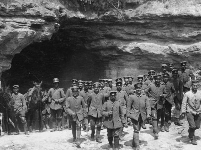 270 lính Đức mắc kẹt trong hầm ở Thế chiến I: Kẻ tự sát, người nhờ đồng đội ”kết liễu”