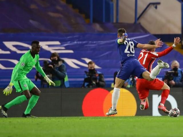 Huyền thoại MU mỉa mai điều gì vì Chelsea thoát penalty trận thắng Atletico?