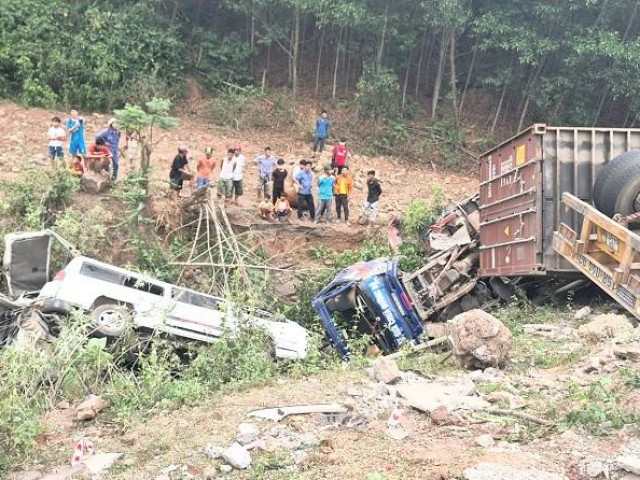 Xe container đâm liên hoàn lúc đổ đèo, nhiều người rơi xuống vực ở Quảng Trị