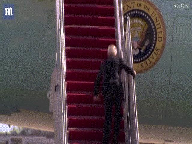 Video: Ông Biden liên tục vấp ngã khi lên cầu thang Không Lực Một