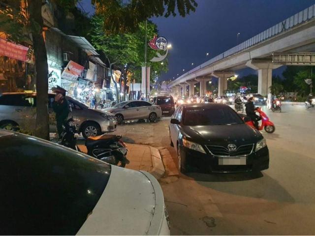 Hà Nội: Tài xế ô tô Camry đỗ xe giữa ngã tư để… ngủ