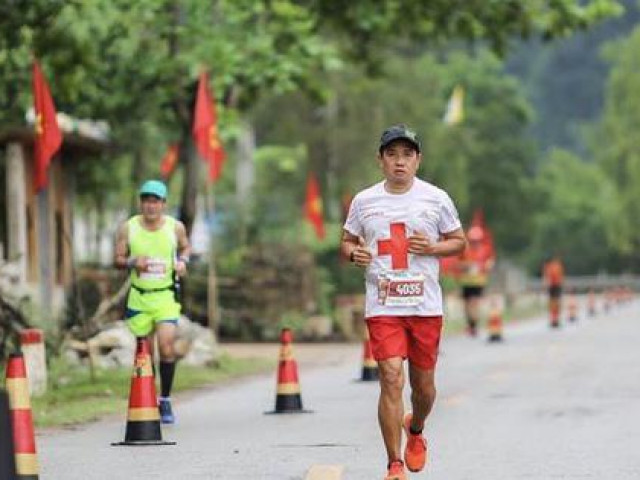 Ông Đoàn Ngọc Hải giành huy chương trong giải marathon tại Quảng Bình