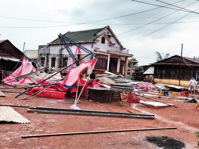 Sét đánh chết 1 người, lốc xoáy thổi bay 70 mái nhà ở Lâm Đồng