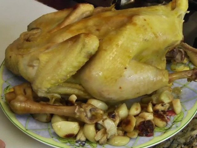 Không cần nước, luộc gà theo cách cực lạ này gà thơm ngon, ngọt thịt