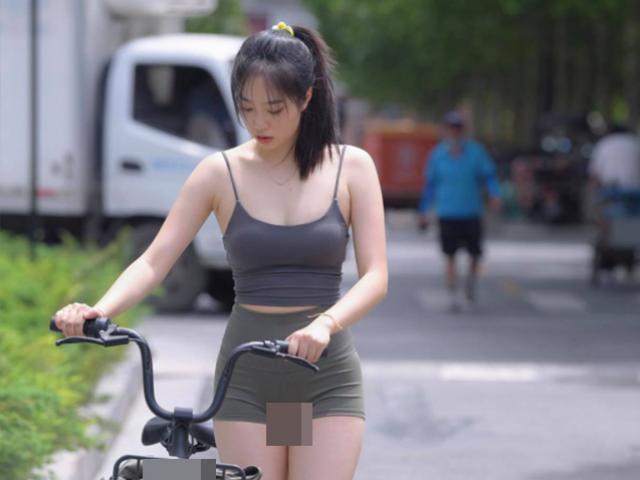 Quần tôn vòng 3 lộ thiên được cô gái này mặc đi bộ, đạp xe nhưng khó ”vừa mắt” người nhìn