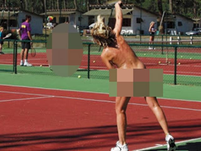 Đỏ mặt nam nữ khỏa thân chơi tennis, “hết hồn” sau mỗi cú đánh