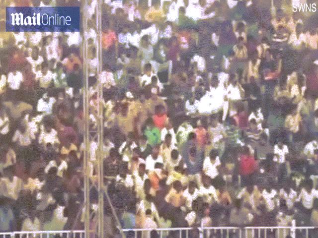 Ấn Độ: Khoảnh khắc khán đài 400 người ngồi kín bất ngờ đổ sập