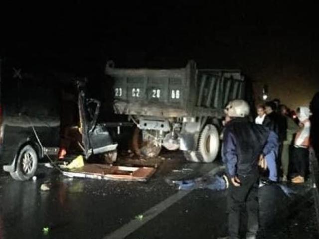 Xe khách va chạm khủng khiếp với xe tải trên quốc lộ, 3 người tử vong
