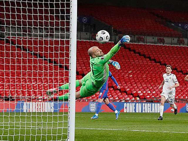 Thủ môn San Marino bắt như Neuer dù lọt 5 bàn, fan tiến cử cho Liverpool