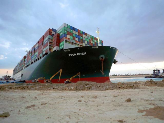 Cứu thành công siêu tàu khổng lồ ở kênh đào Suez: Chuyện chưa xong