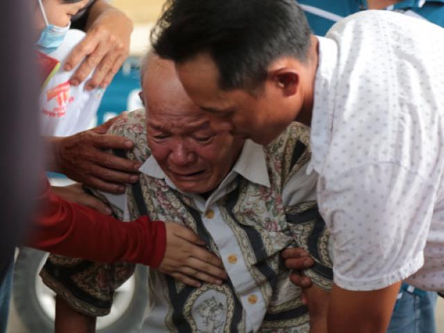 Tiếng khóc xé lòng ở nhà tang lễ sau vụ cháy 6 người chết: ”Cho tôi nhìn mặt con cháu lần cuối”